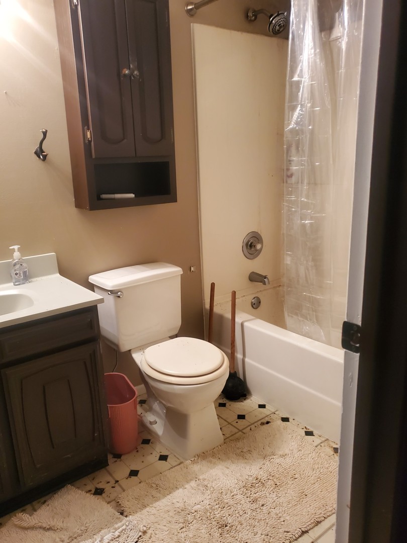 20525 Ridgeview Drive Marengo, IL 60152 - Photo 13 of 20 a bathroom with a toilet a sink and bathtub