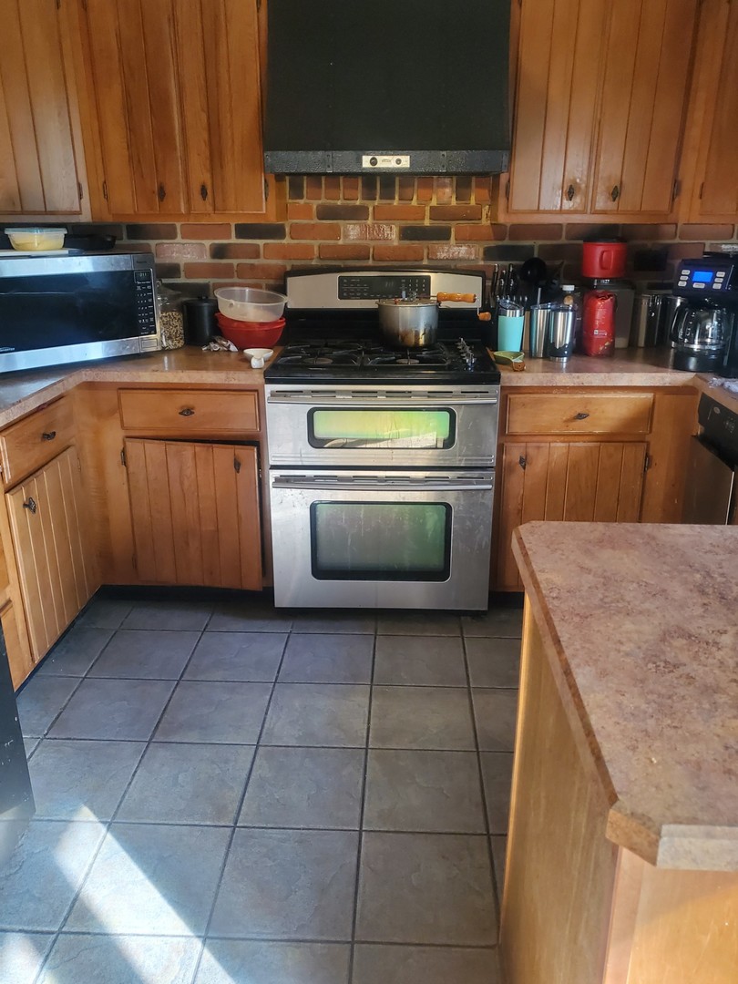 20525 Ridgeview Drive Marengo, IL 60152 - Photo 7 of 20 a kitchen with a stove a microwave and cabinets