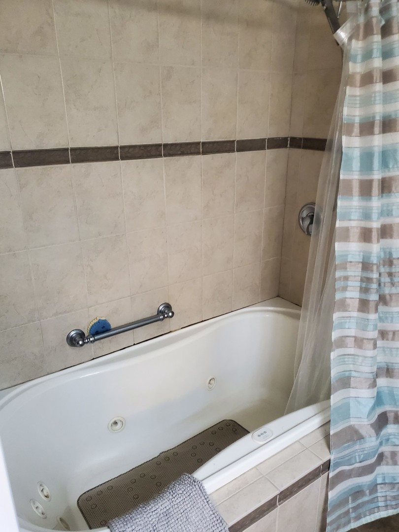 20525 Ridgeview Drive Marengo, IL 60152 - Photo 9 of 20 a bathroom with a bathtub and shower