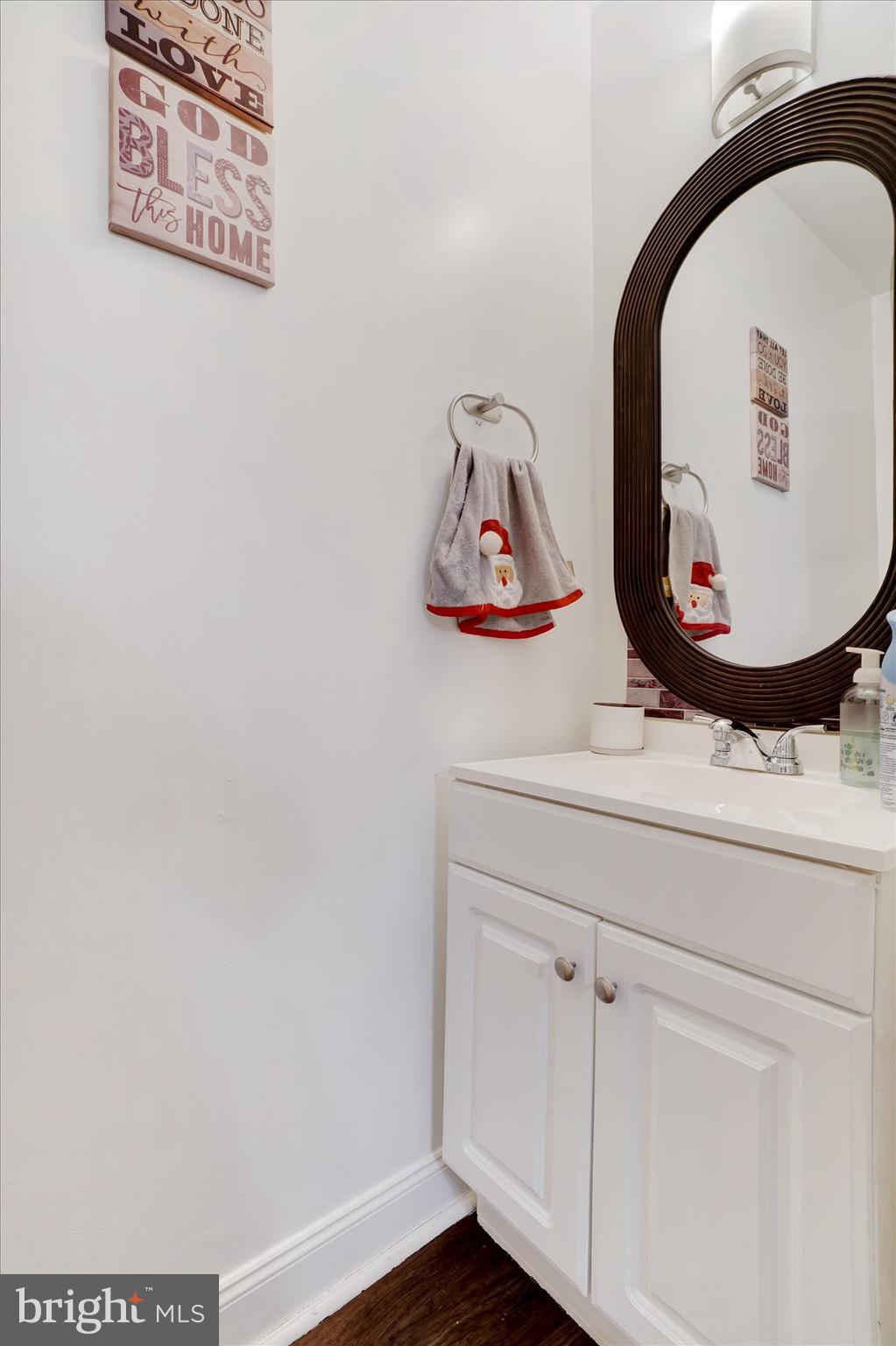 442 South Duke Street York, PA 17401 - Photo 9 of 24 an entryway