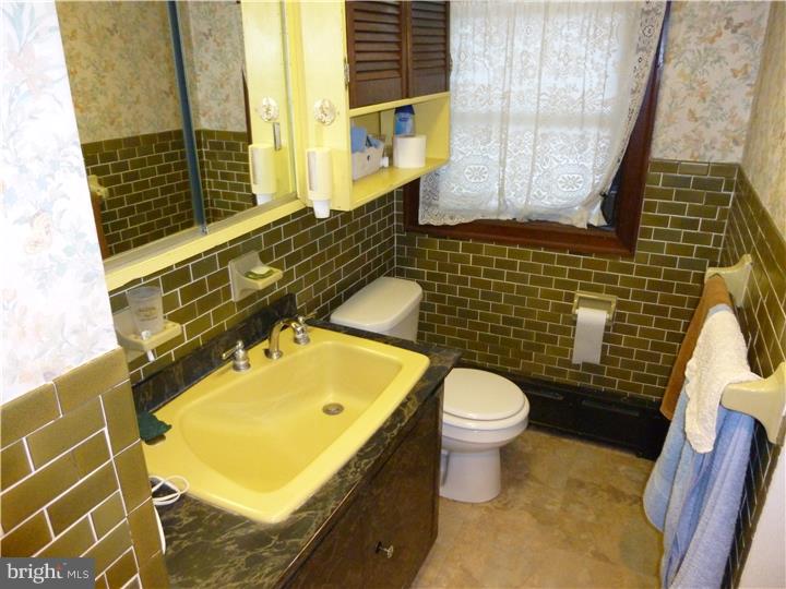 239 Ashby Road Upper Darby, PA 19082 - Photo 12 of 16 Bathroom