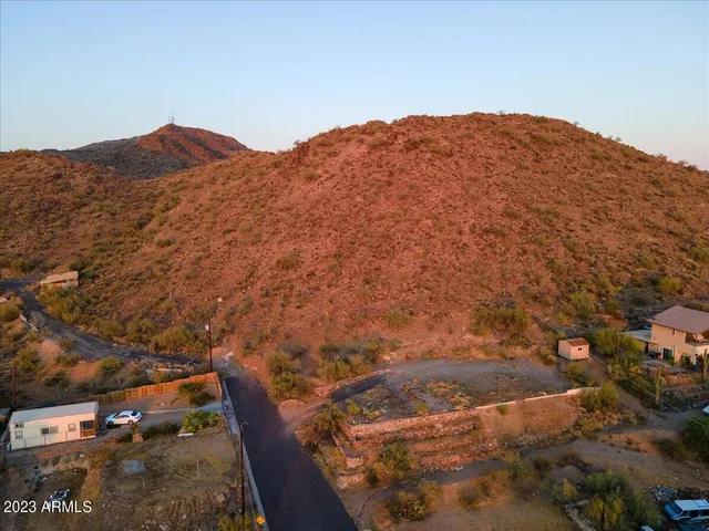 a view of a dry back yard