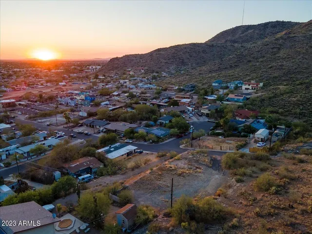 an aerial view of a yard