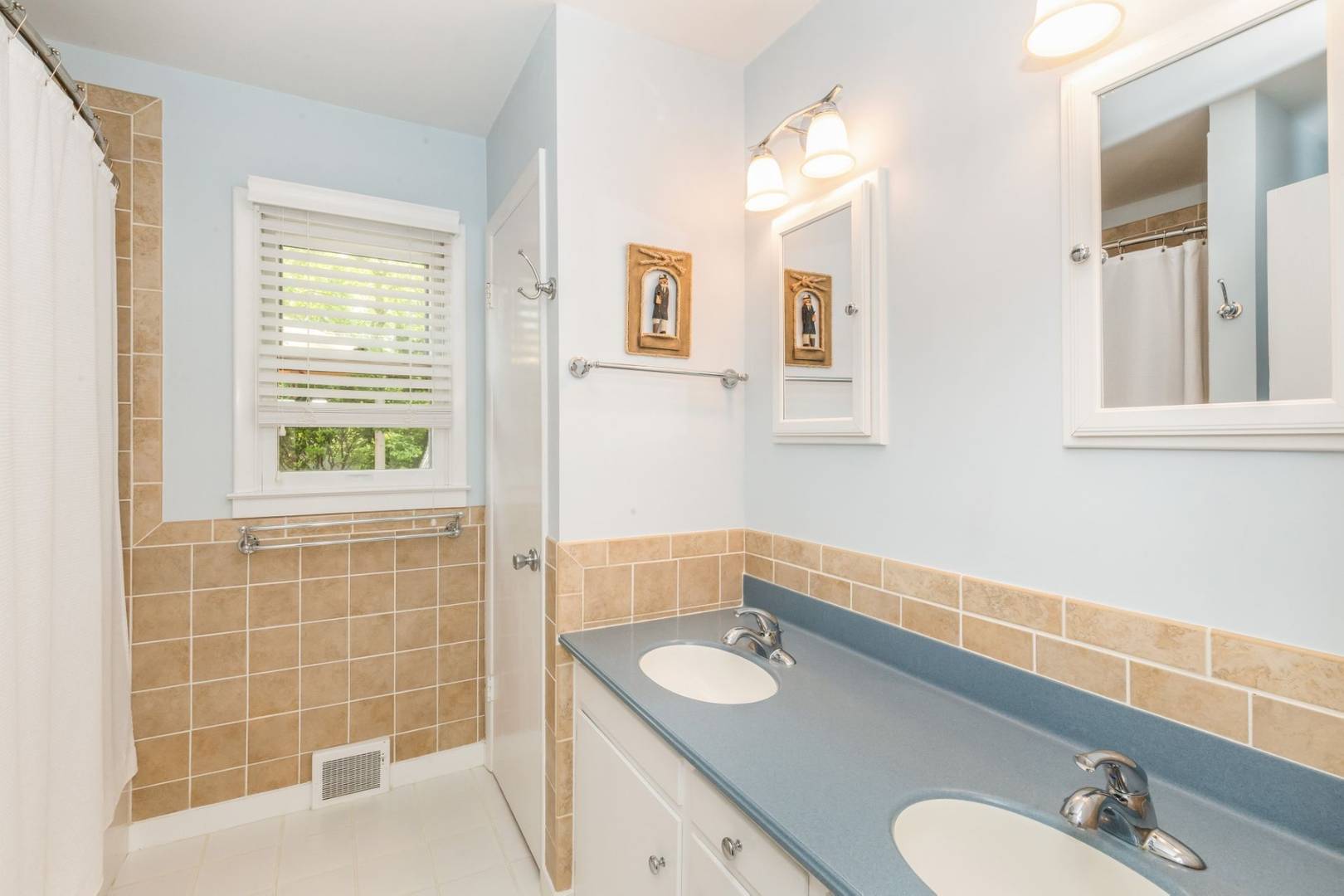 8 Bruce Lane East Hampton, NY 11937 - Photo 12 of 13 a bathroom with a sink mirror and a bathtub