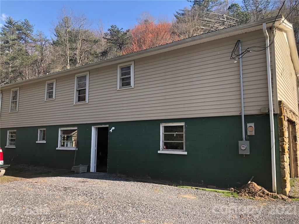 289 Long Branch Road Clyde, NC 28721 - Photo 5 of 44 a front view of a house