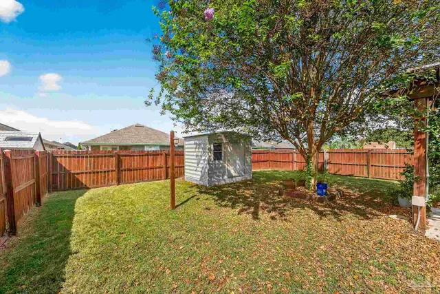 a view of a backyard