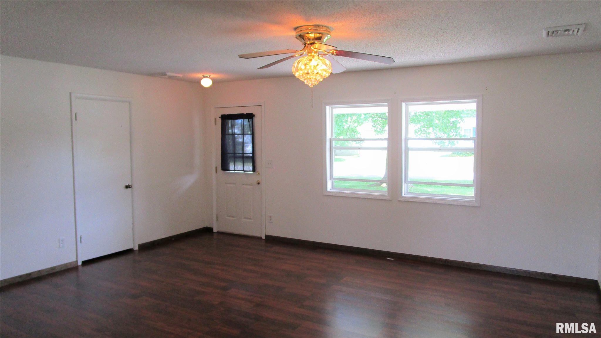 701 East 4th Street Flora, IL 62839 - Photo 5 of 41 Gallery Image 5