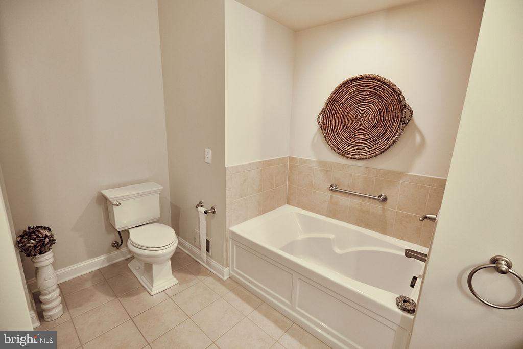 6306 Canter Way, Unit 13 Baltimore, MD 21212 - Photo 25 of 63 a bathroom with a toilet and a bathtub
