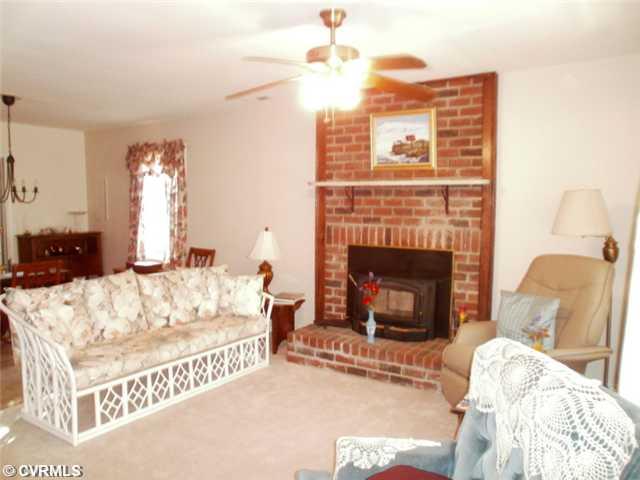 6413 Poplar Road Quinton, VA 23141 - Photo 6 of 18 Living Room