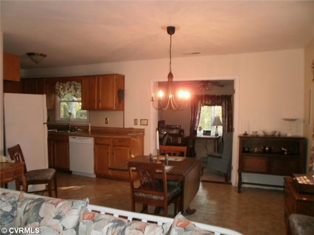 6413 Poplar Road Quinton, VA 23141 - Photo 9 of 18 Kitchen