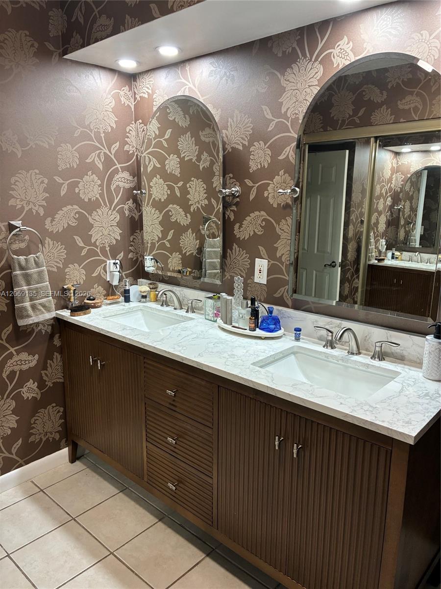 806 St Andrews Road, Unit 13 Hollywood, FL 33021 - Photo 22 of 37 Primary bath