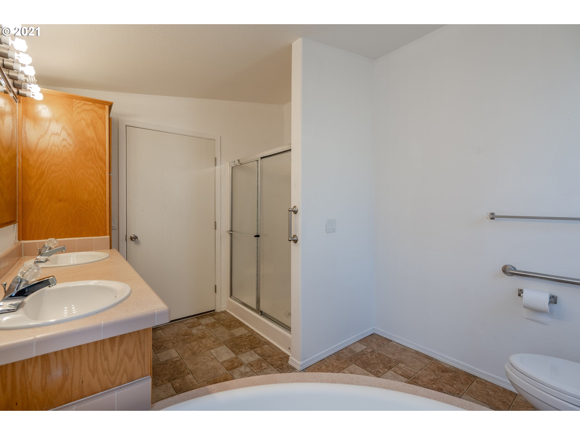 2525 Maia Loop Springfield, OR 97477 - Photo 16 of 27 a bathroom with a sink and a mirror