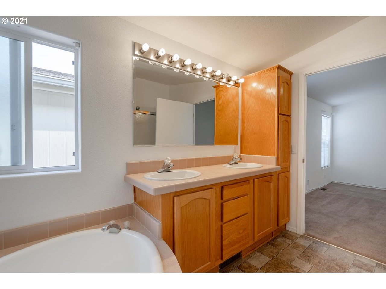 2525 Maia Loop Springfield, OR 97477 - Photo 17 of 27 a bathroom with a sink and a mirror