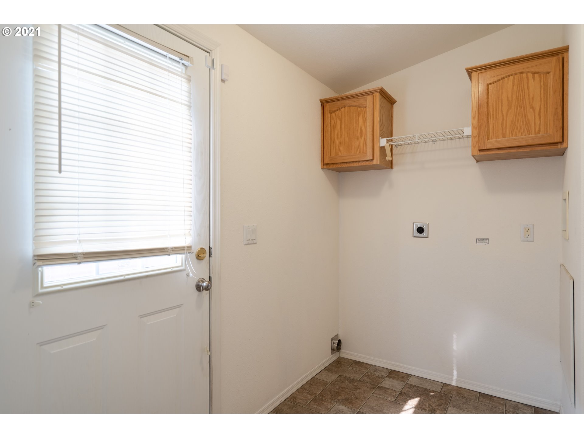 2525 Maia Loop Springfield, OR 97477 - Photo 24 of 27 a bathroom with a window and mirror