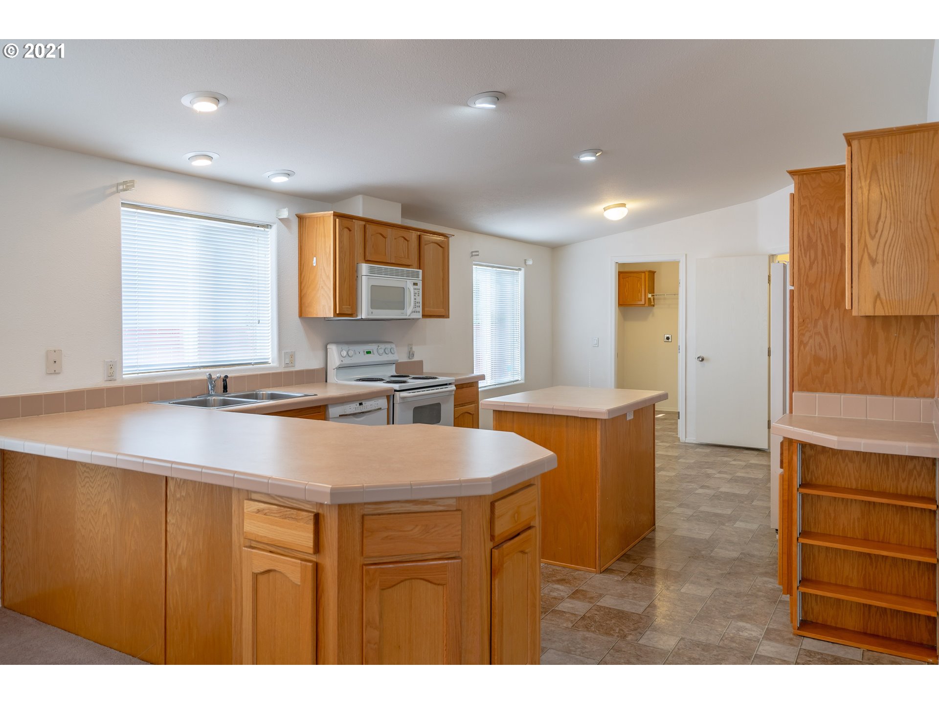 2525 Maia Loop Springfield, OR 97477 - Photo 6 of 27 a bathroom with a sink a tub and a mirror