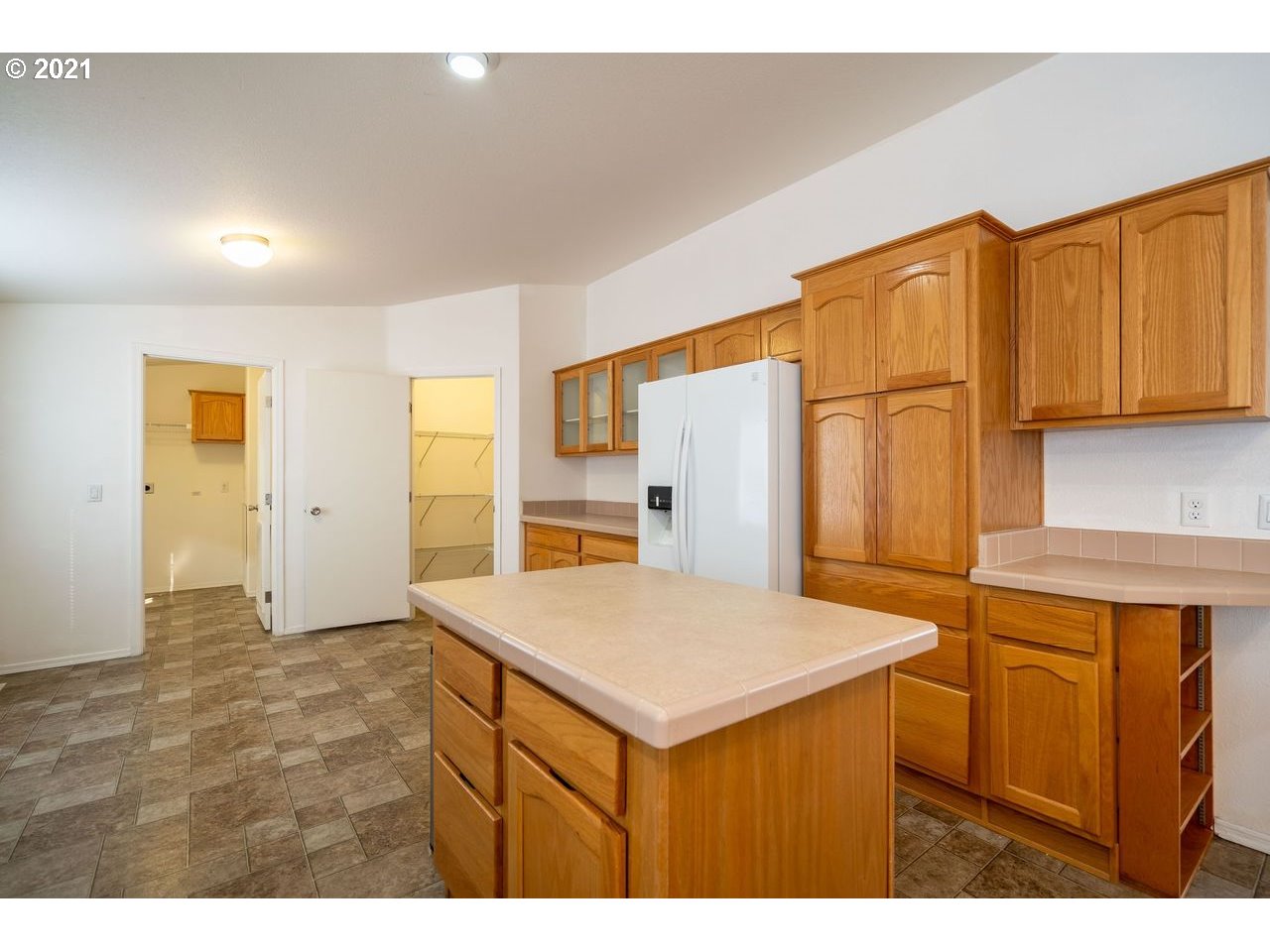 2525 Maia Loop Springfield, OR 97477 - Photo 8 of 27 a kitchen that has a microwave a sink and a refrigerator