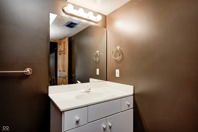 $1,100,000 | 2009 West 250 North, Lebanon, IN 46052