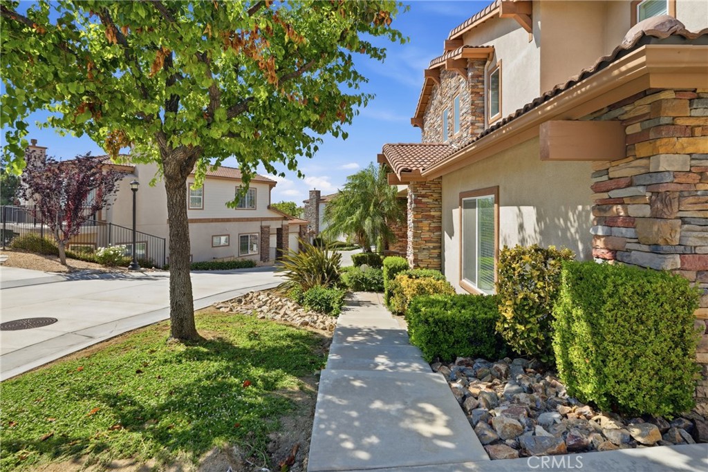585 Vía Pueblo Riverside, CA 92507 - Photo 9 of 61