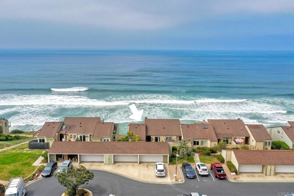 Location, location, location! Can't get any closer to the beautiful blue ocean!!!