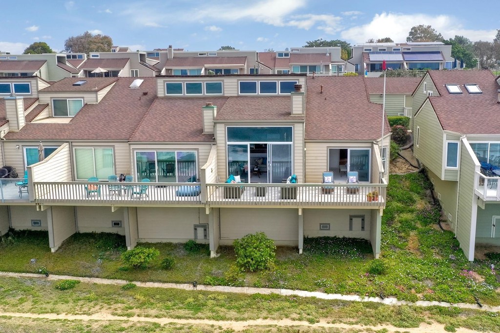 1808 Parliament Road Encinitas, CA 92024 - Photo 5 of 49 Great end unit & large private deck!