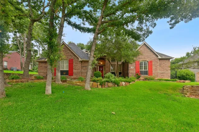 a view of a house with backyard and a tree