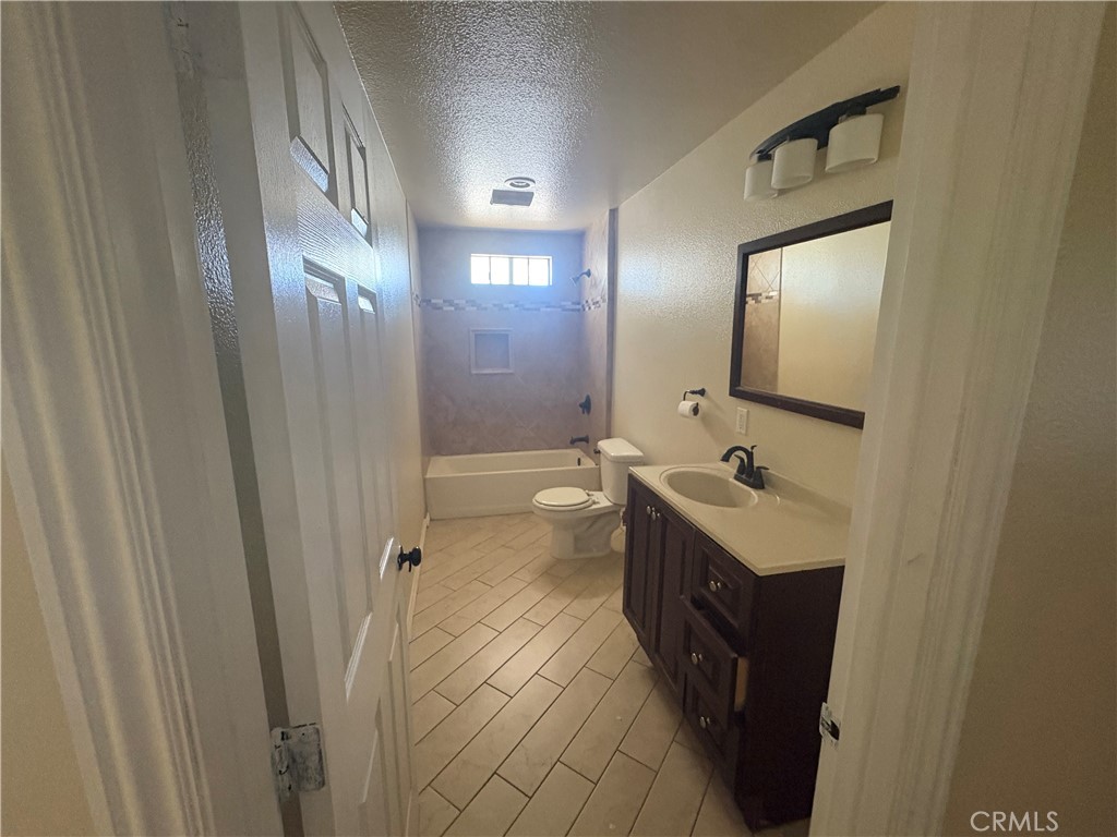 3395 Franklin Avenue Riverside, CA 92507 - Photo 26 of 55 a bathroom with double vanity and a mirror