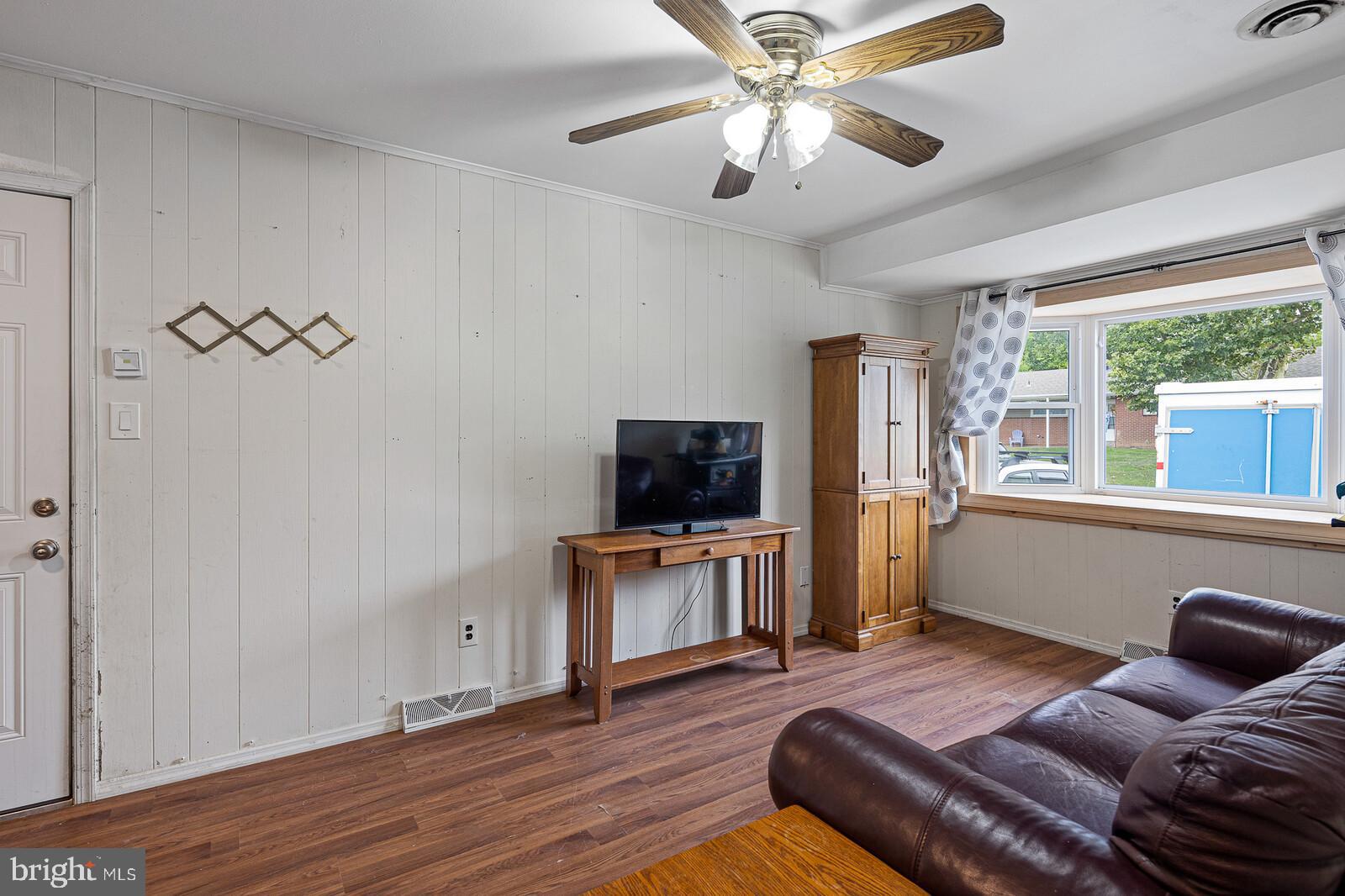 27 Benning Road Claymont, DE 19703 - Photo 12 of 27 Family Room