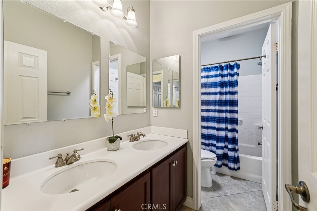 28552 Rustic Glen Street Menifee, CA 92584 - Photo 32 of 48 Well-appointed bathroom for the secondary bedrooms