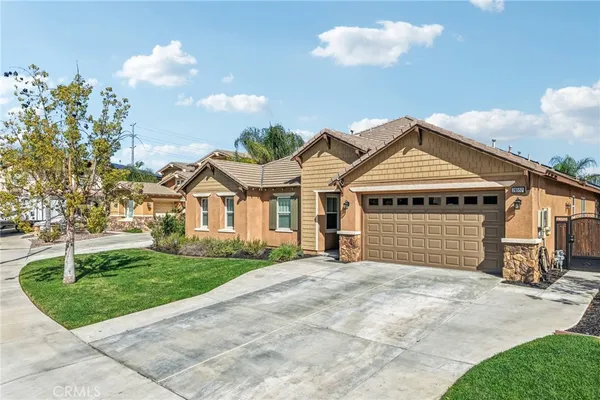 a view of a house with a yard and garage