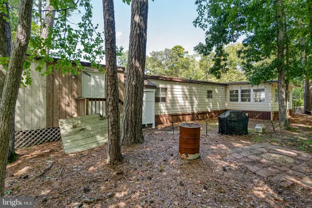 a view of a house with backyard