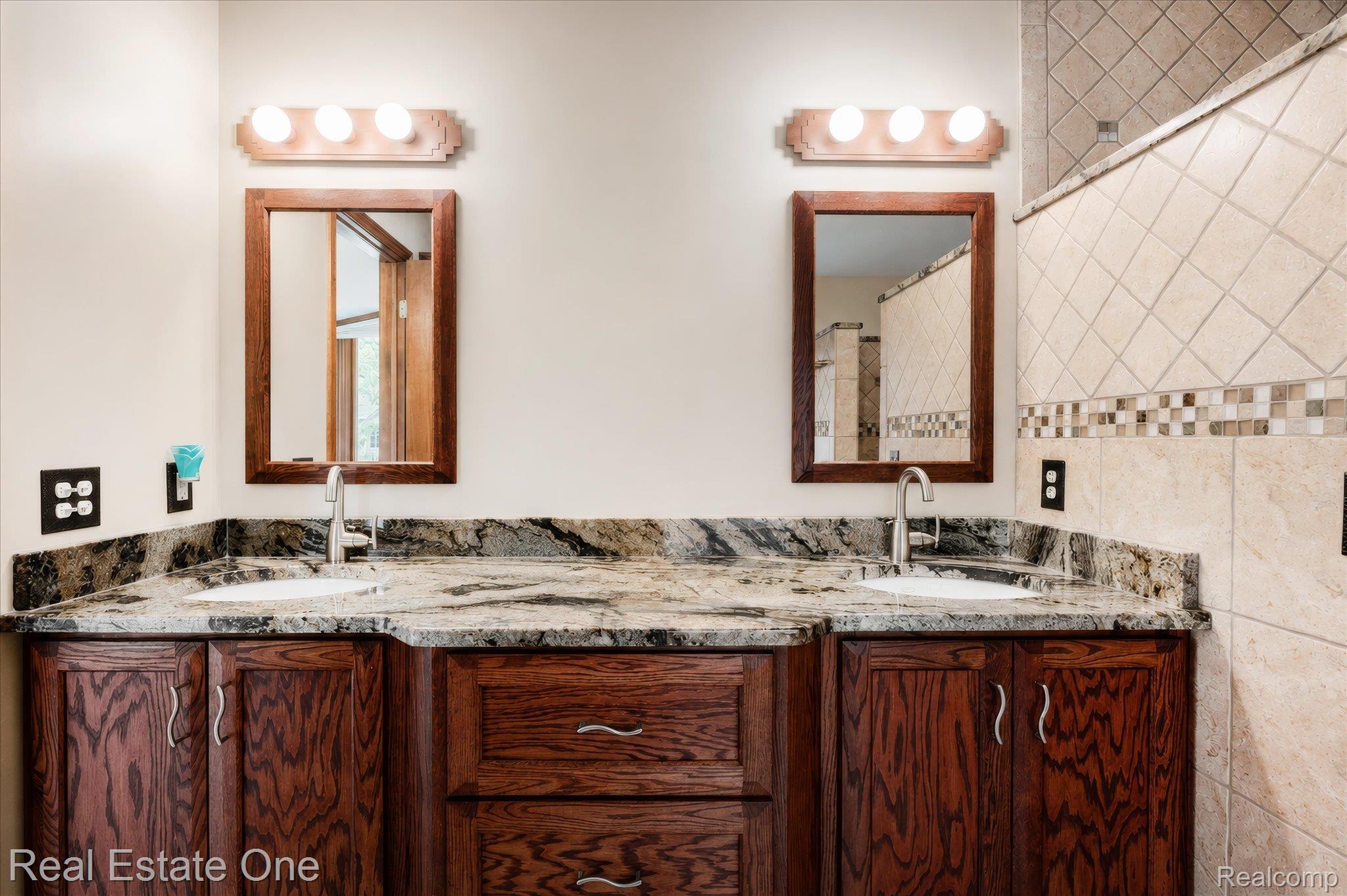 3393 Charlwood Drive Rochester, MI 48306 - Photo 31 of 60 31-035.jpg