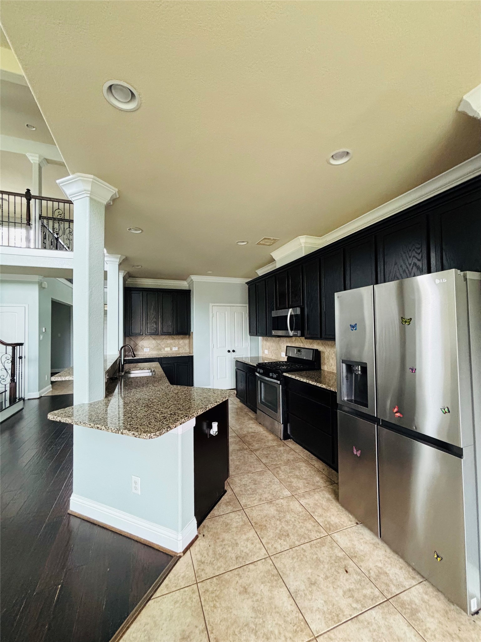 419 Blossom Terrace Lane Rosenberg, TX 77469 - Photo 4 of 19 a kitchen with a refrigerator sink and stove