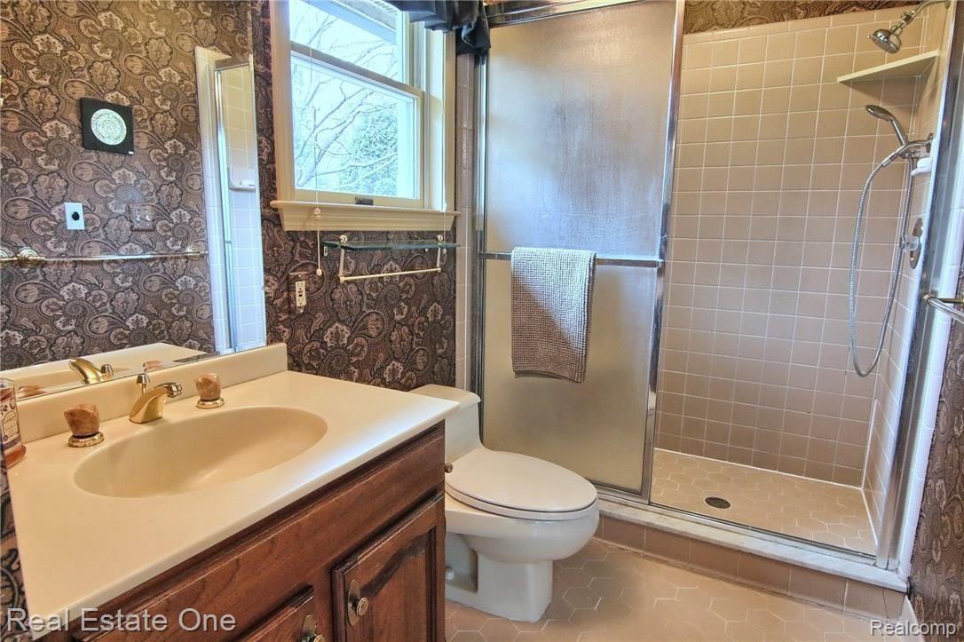 1626 Kingsmere Circle Rochester, MI 48309 - Photo 17 of 31 Master_Bathroom.jpg