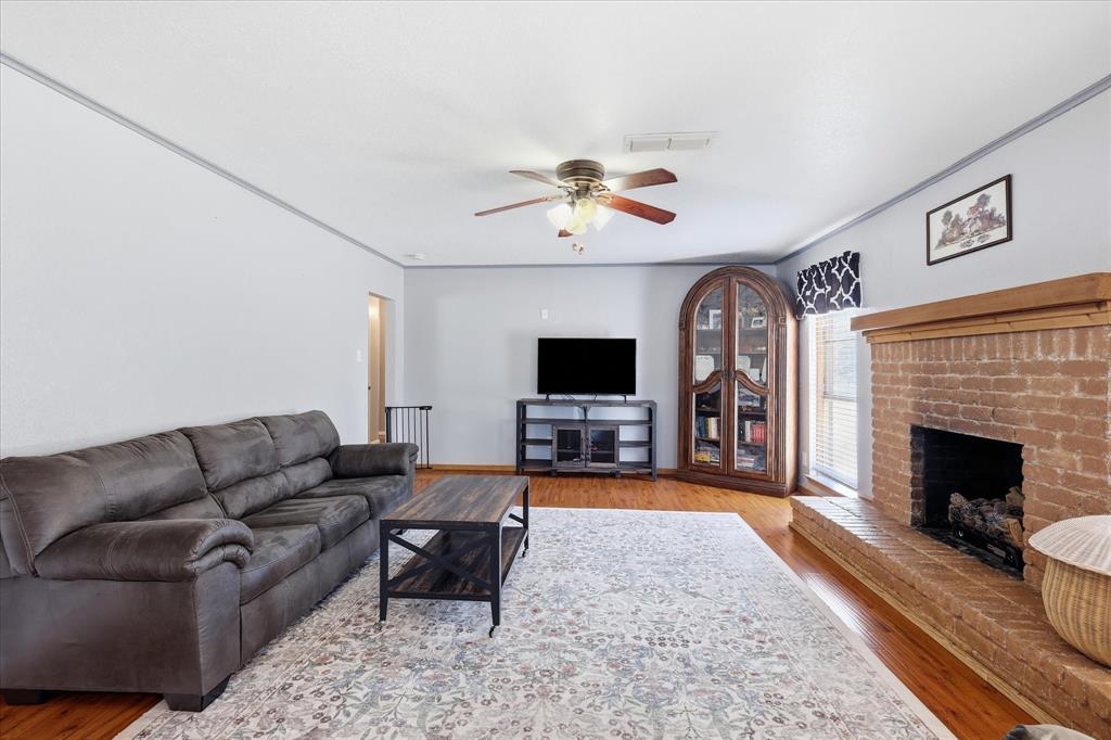 892 Highland Circle Springtown, TX 76082 - Photo 11 of 40 Main living area.