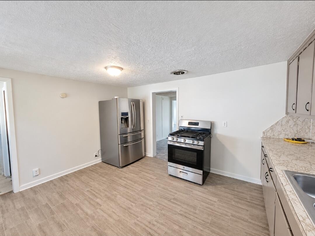 1437 Park Avenue Racine, WI 53403 - Photo 4 of 18 Kitchen