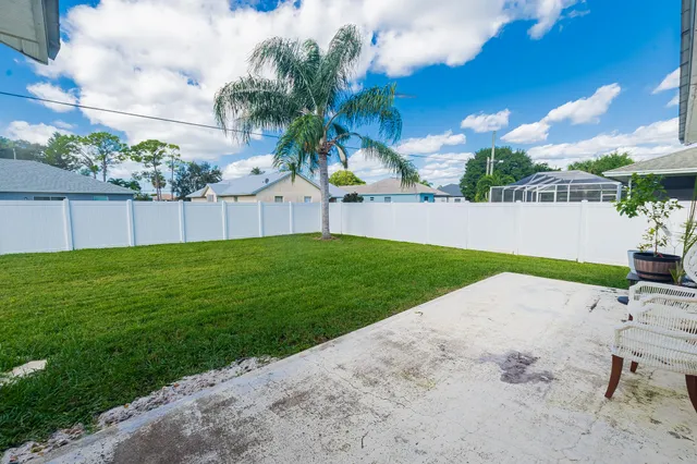 a view of a backyard