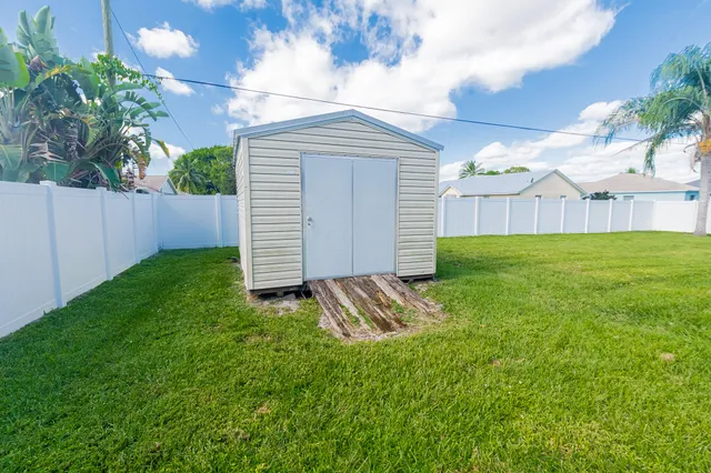 a view of a back yard of the house