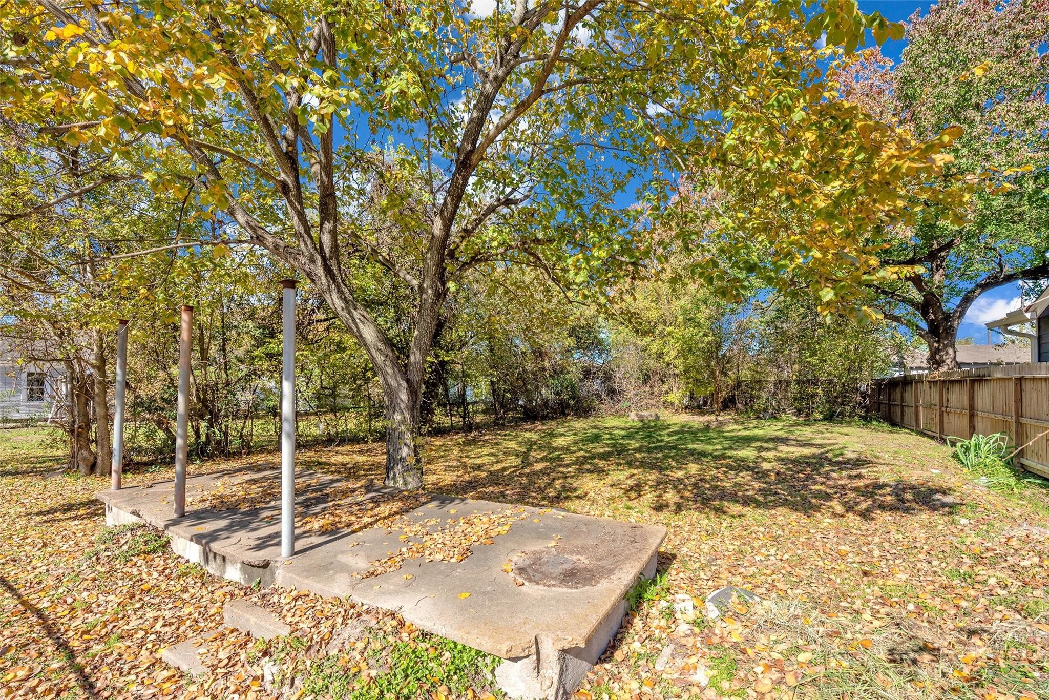 3209 Adelia Street Houston, TX 77026 - Photo 7 of 18 a view of a backyard
