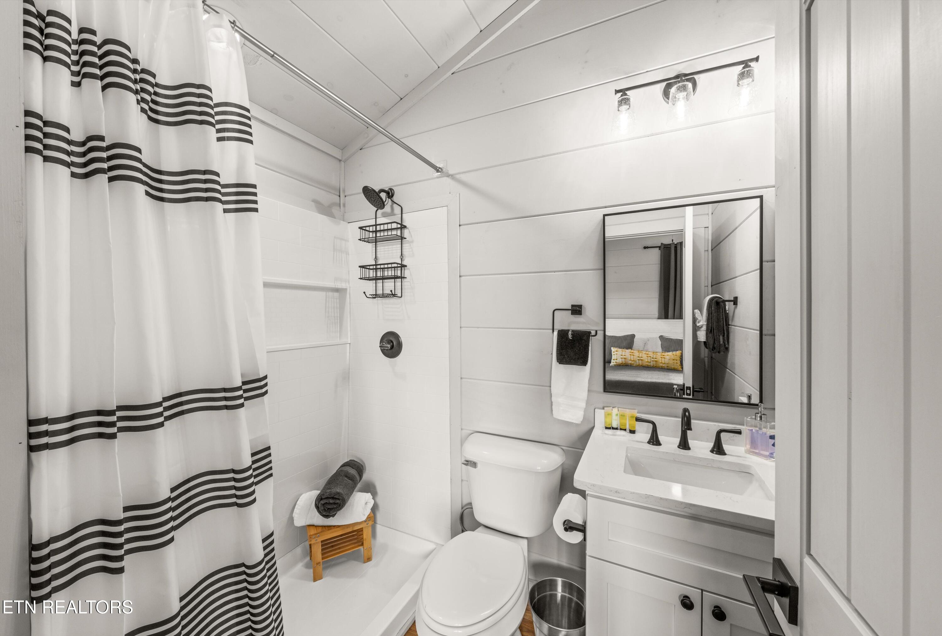 2876 Sequoia Road Pigeon Forge, TN 37863 - Photo 14 of 21 14_Master2_Bathroom