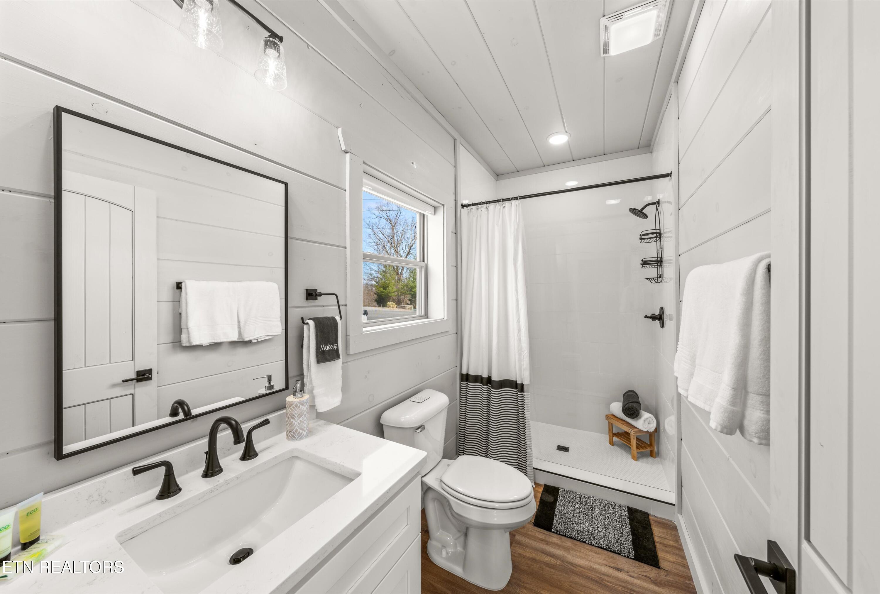 2876 Sequoia Road Pigeon Forge, TN 37863 - Photo 10 of 21 10_Master1_Bathroom