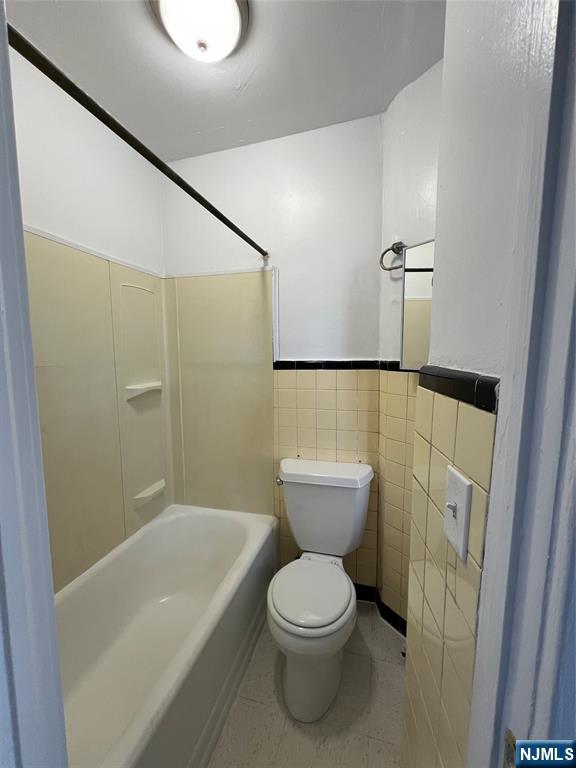 159 Westminster Place, Unit 5 Lodi, NJ 07644 - Photo 5 of 5 a bathroom with a toilet and a bathtub