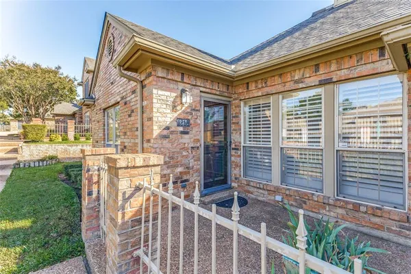 a view of a house with backyard and porch