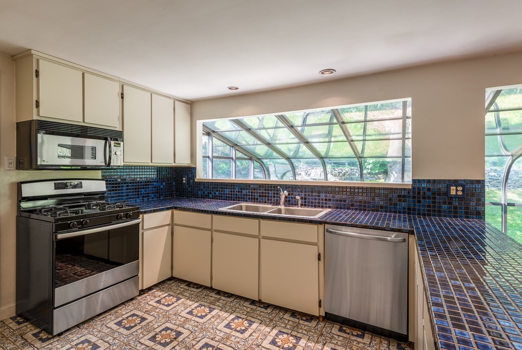 11 Maolis Road Nahant, MA 01908 - Photo 11 of 29 Gallery Image 11