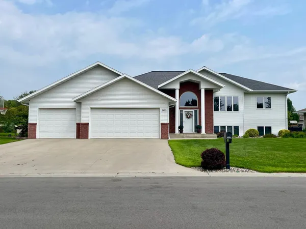 $489,900 | 1410 Mendenhall Avenue, Breckenridge, MN 56520