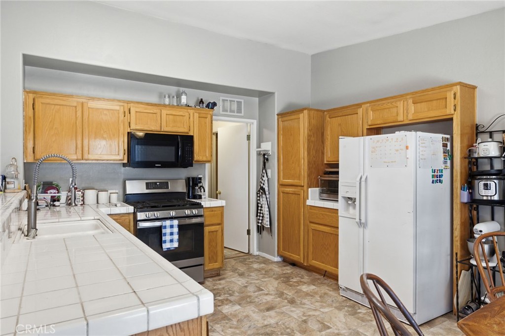 5716 March Meadows Way Bakersfield, CA 93313 - Photo 15 of 47