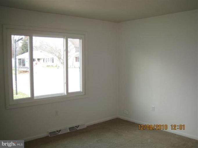 928 Linwood Road Hagerstown, MD 21740 - Photo 3 of 7 Living Room