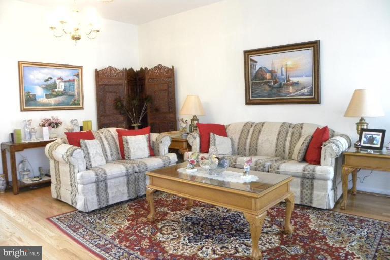 14819 Edman Road Centreville, VA 20121 - Photo 2 of 21 Living Room 2