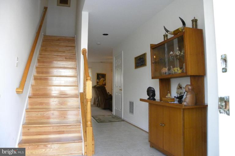 14819 Edman Road Centreville, VA 20121 - Photo 3 of 21 Entrance/Foyer