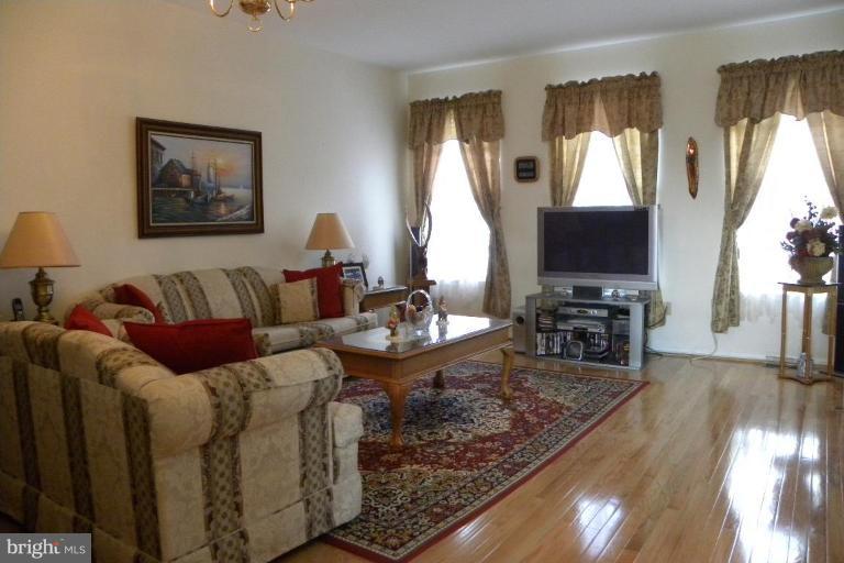 14819 Edman Road Centreville, VA 20121 - Photo 4 of 21 Living Room 1