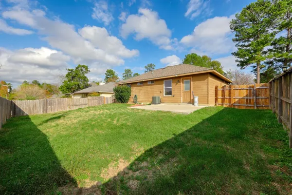 a view of a yard with a house